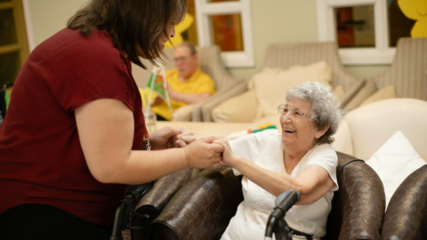 pflegekraft und seniorin im herzensmoment
