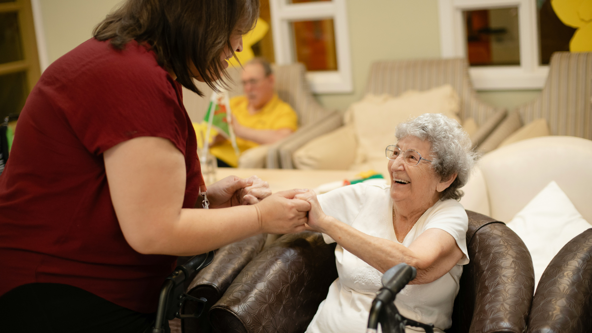 pflegekraft und seniorin im herzensmoment
