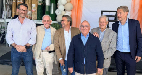 six collègues en célébration dans un entrepôt