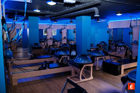 studio de pilates contemporain aux reformers bleus