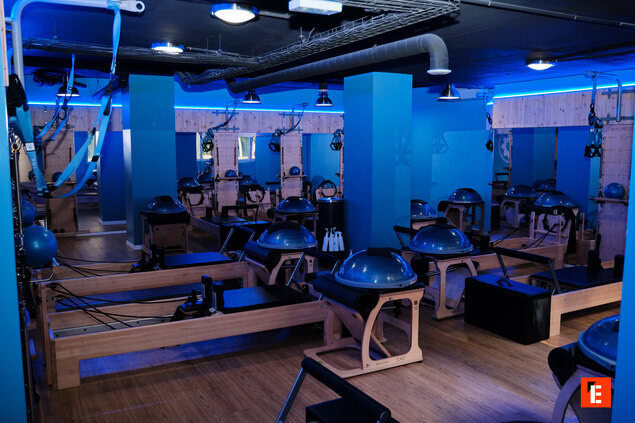 studio de pilates contemporain aux reformers bleus