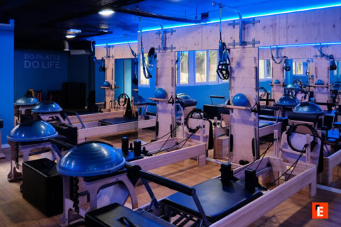 studio pilates moderne: reformers, tours et bosu bleus