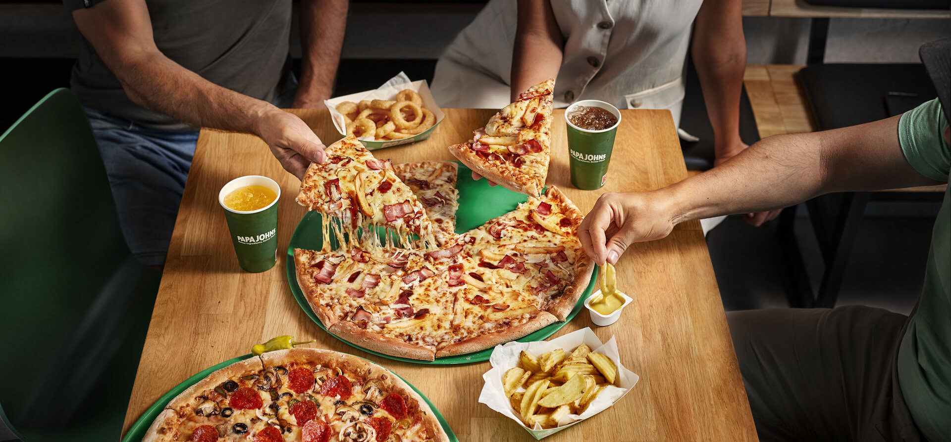 pizza compartida con queso fundido y guarniciones
