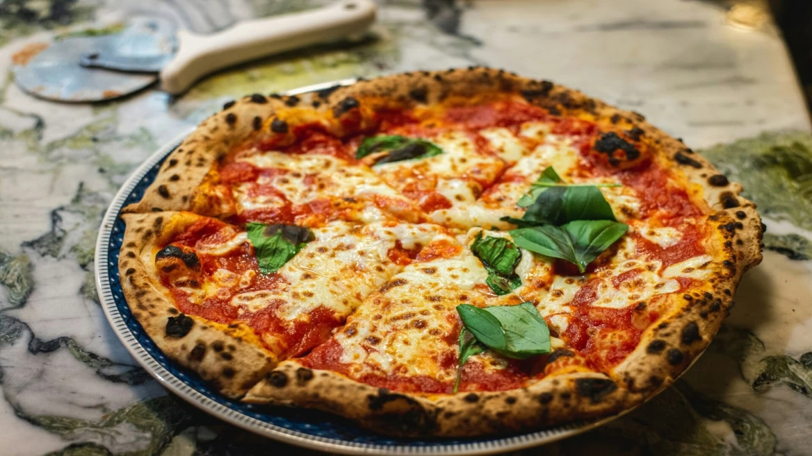 pizza napolitaine au four À bois, basilic et mozzarella
