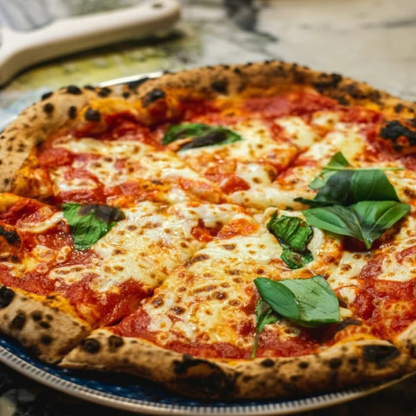 pizza napolitaine au four À bois, basilic et mozzarella