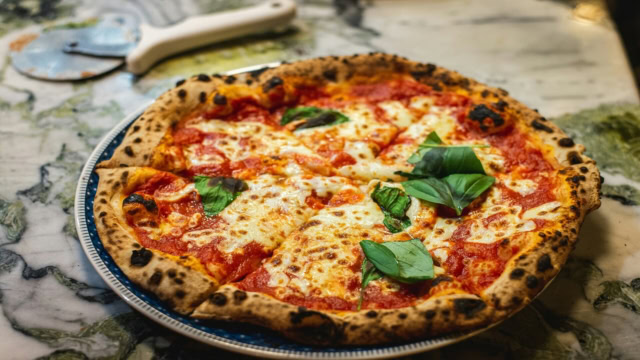 pizza napolitaine au four À bois, basilic et mozzarella