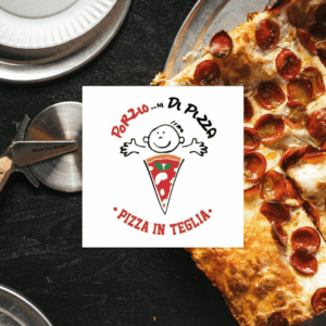 pizza in teglia rettangolare con salame piccante