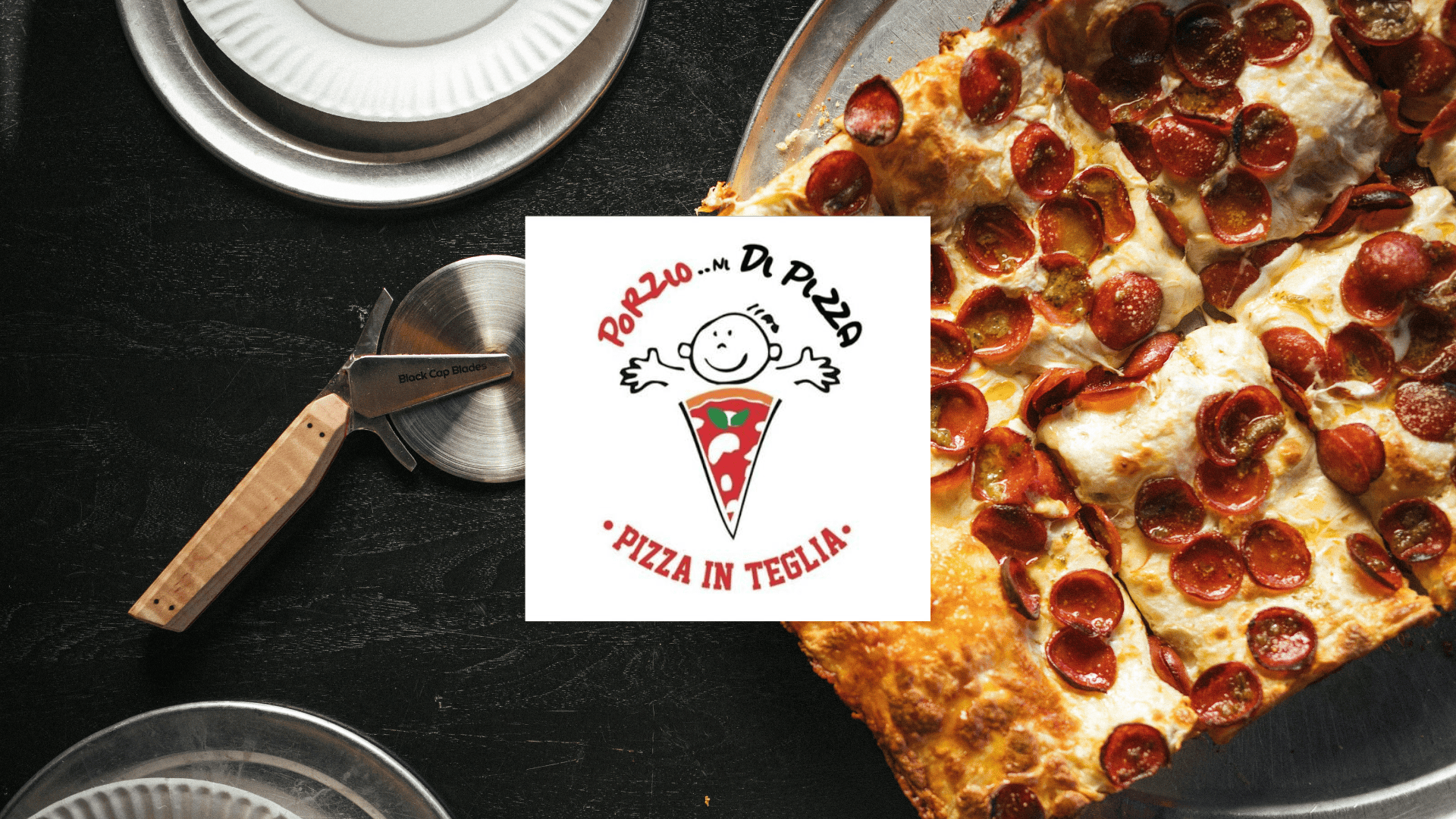 pizza in teglia rettangolare con salame piccante