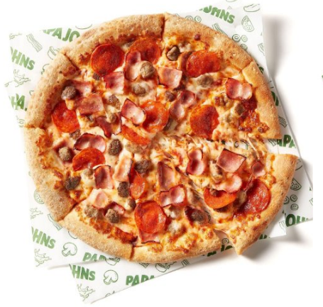 pizza cargada de pepperoni y queso vista cenital
