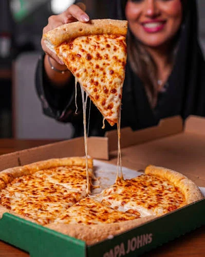 pizza de queso con estiramiento en caja