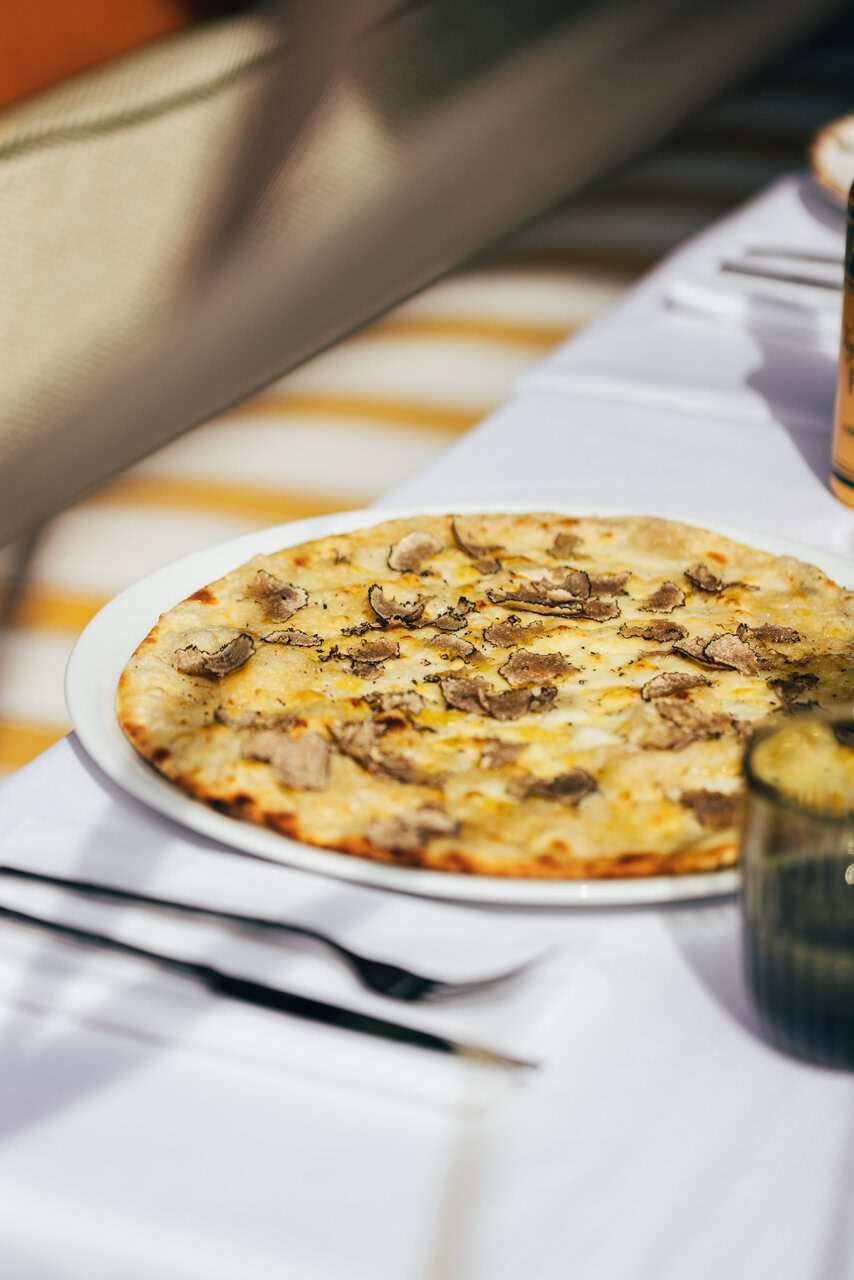 pizza fine à la truffe et fromage fondant