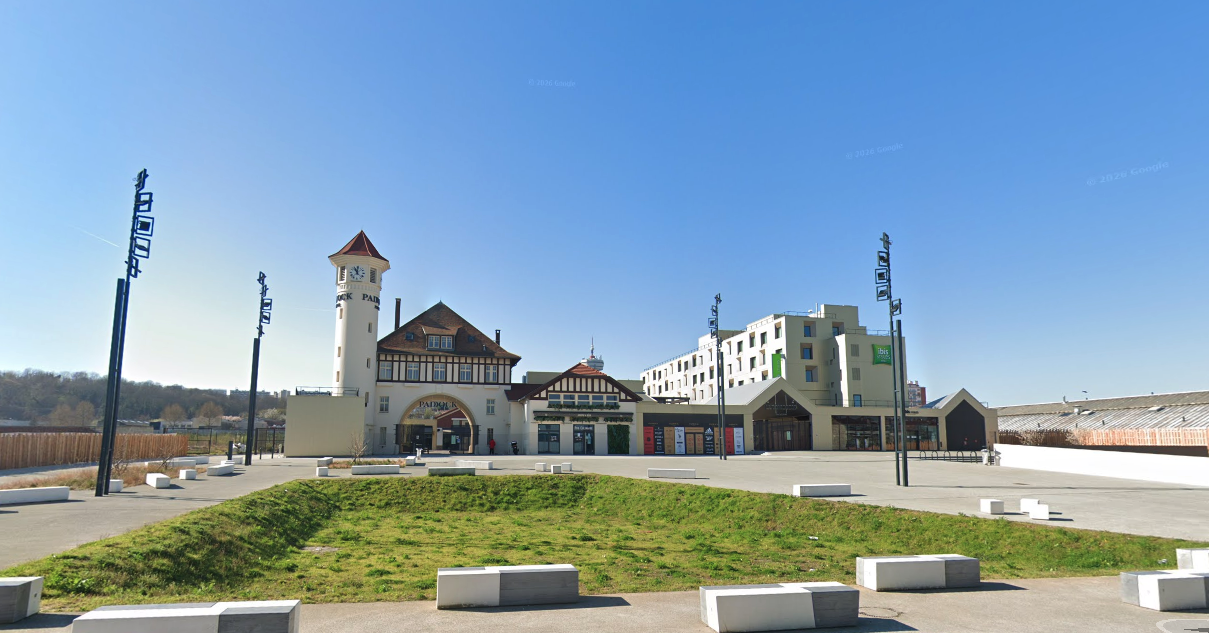 place centrale avec tour à horloge, hôtel et boutiques