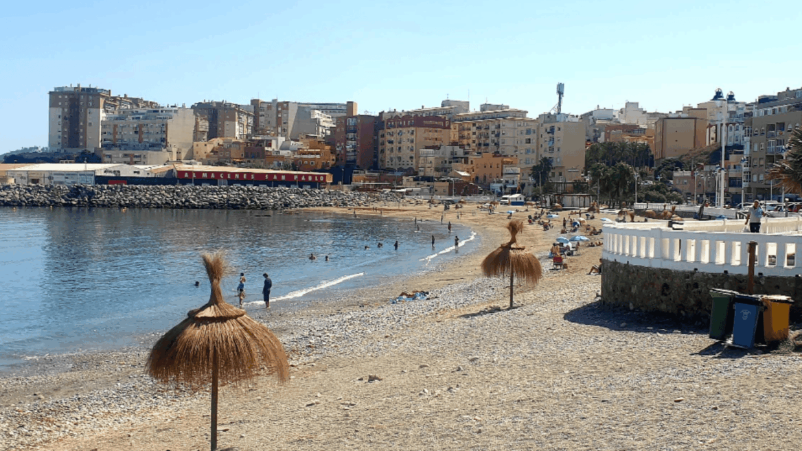 bahía urbana con sombrillas y paseo marítimo