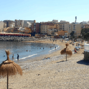 bahía urbana con sombrillas y paseo marítimo