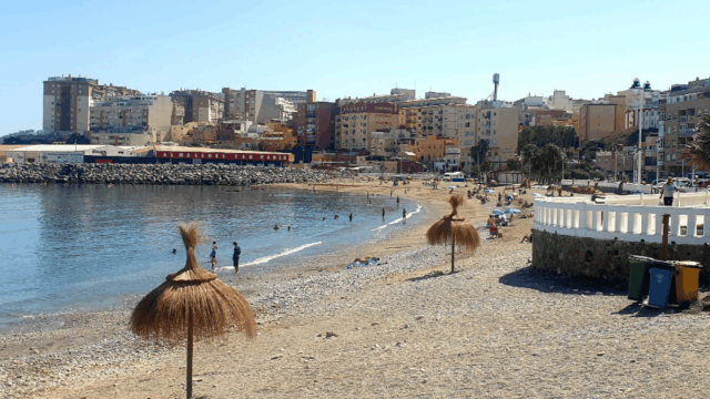 bahía urbana con sombrillas y paseo marítimo