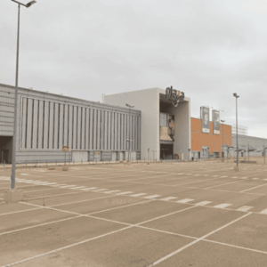 plaza comercial con taller mecánico y aparcamiento vacío