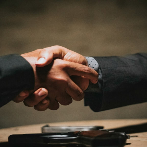 poignée de main et pistolet: accord sous tension