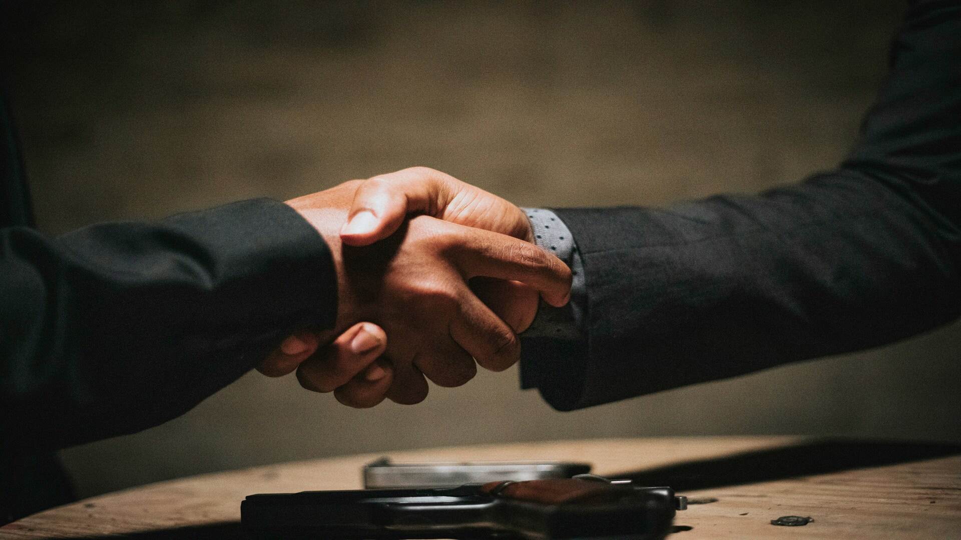 poignée de main et pistolet: accord sous tension