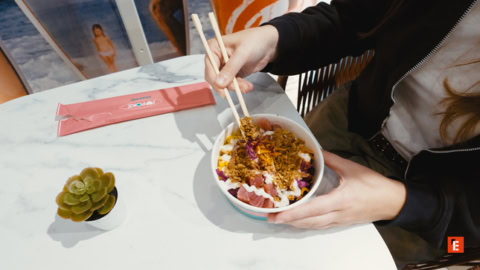 poke bowl colorato con baguette su tavolo di marmo
