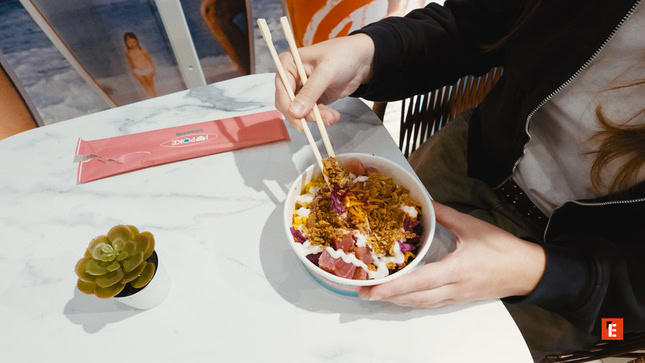 poke bowl colorato con baguette su tavolo di marmo