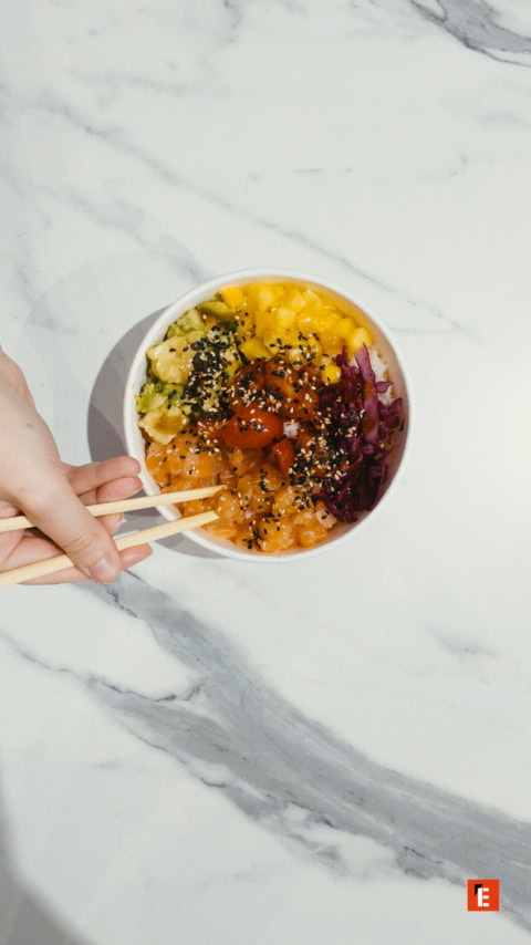poke bowl colorato con salmone, mango e avocado