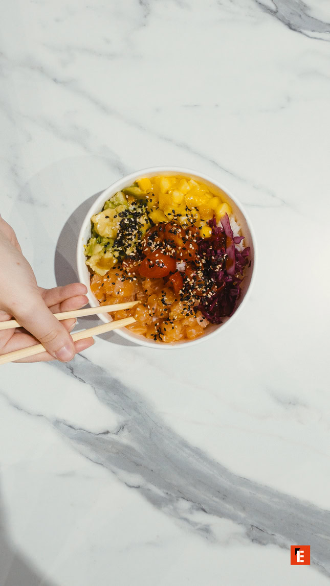 poke bowl colorato con salmone, mango e avocado