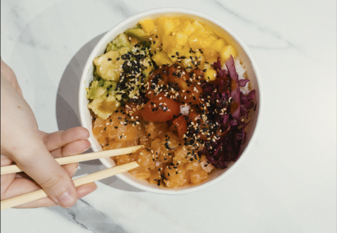 poke bowl mangue, avocat et saumon au sésame