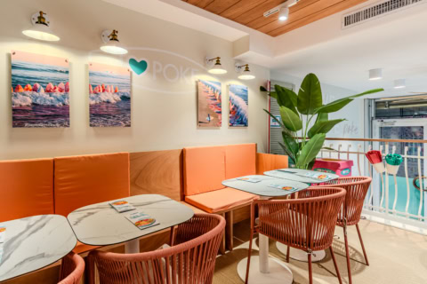 poke caffè moderno con banquette corallo e quadri surf