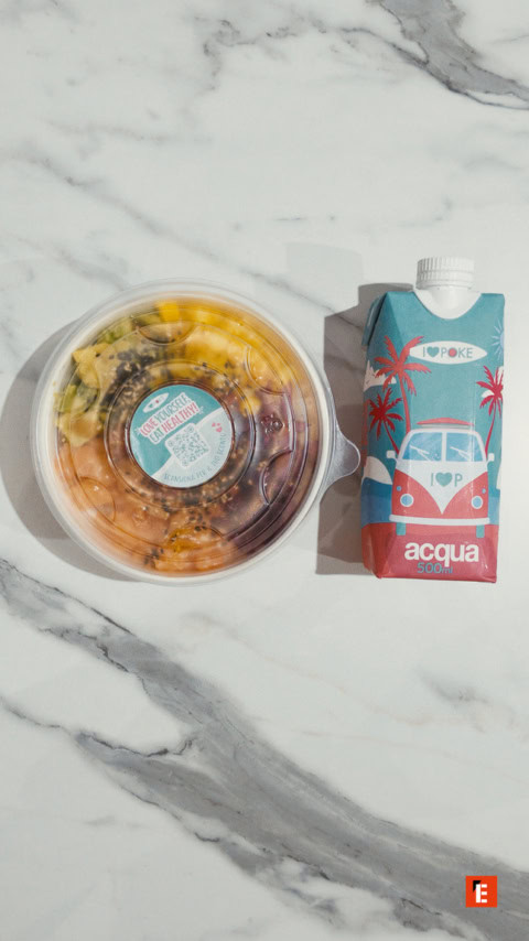 poke bowl healthy e acqua tropicale su marmo