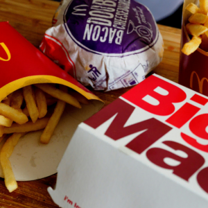 knusprige pommes und burger auf holztisch