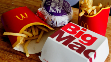 knusprige pommes und burger auf holztisch