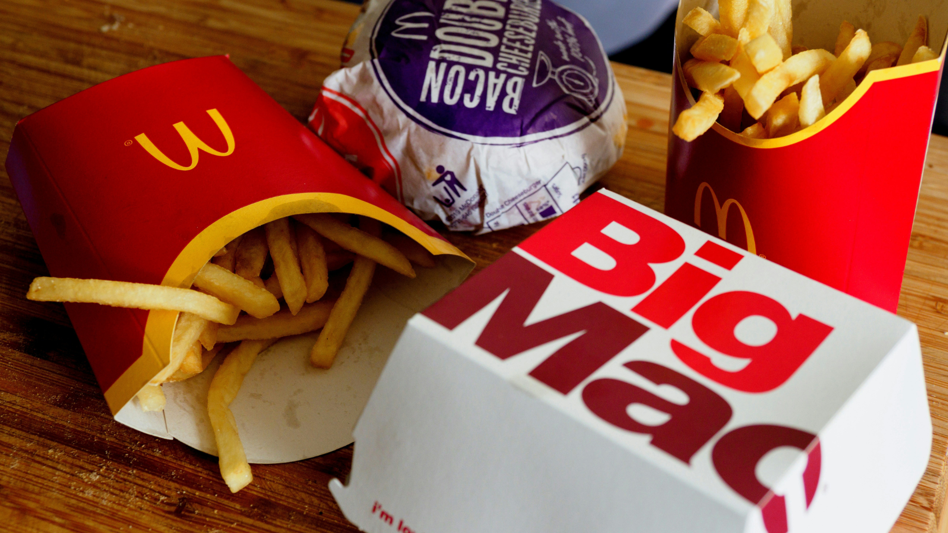 knusprige pommes und burger auf holztisch