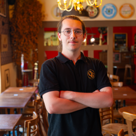 portrait du restaurateur dans un café chaleureux