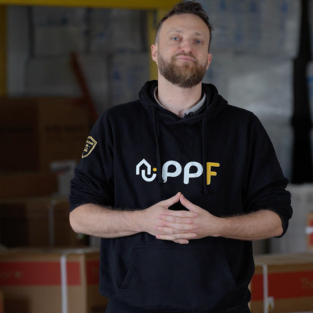 portrait employé ppf en entrepôt logistique