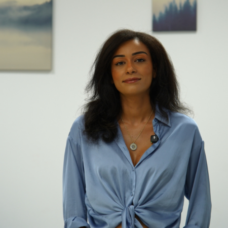 portrait interview : femme en chemise bleue
