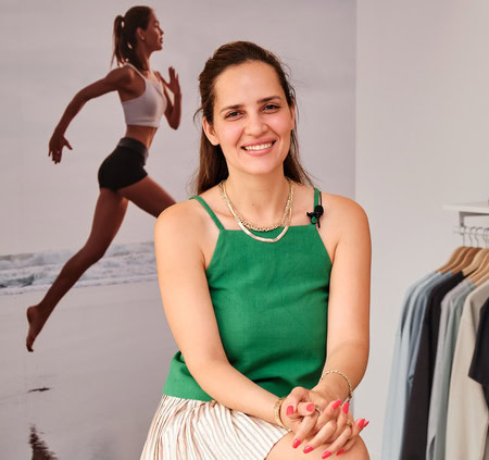femme souriante en boutique de vêtements sportifs