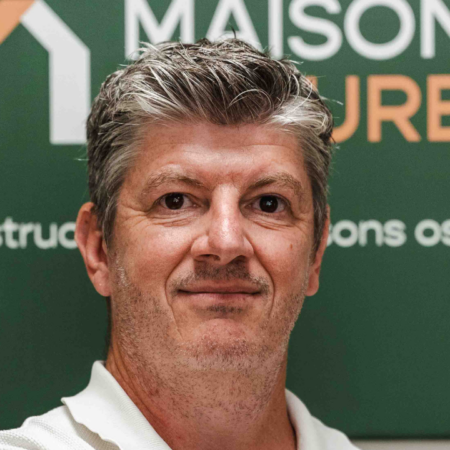 portrait professionnel dhomme en polo blanc sur fond vert