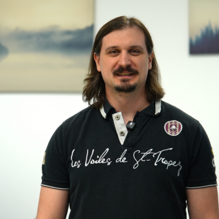 portrait dhomme en polo noir avec micro