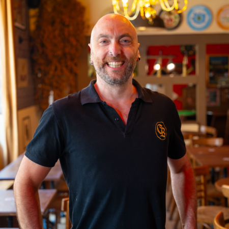 portrait dhomme chauve souriant au café chaleureux