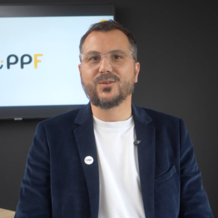 porte parole ppf en interview vidéo au bureau