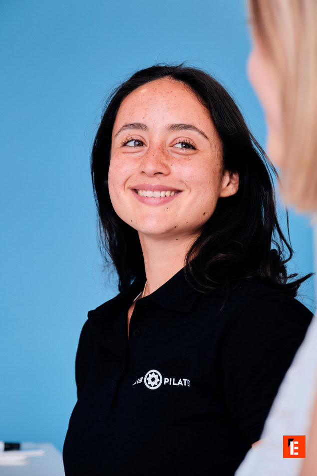portrait de femme souriante en polo pilat