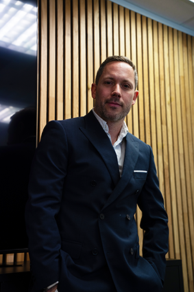 portrait professionnel dhomme en costume moderne