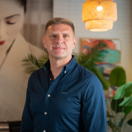 portret mężczyzny z muralem w stylowym wnętrzu