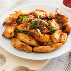 bouchées de poulet grillé avec sauce rouge