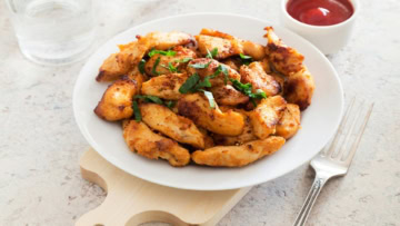 bouchées de poulet grillé avec sauce rouge