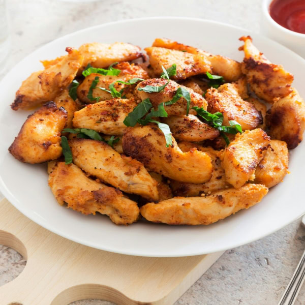 bouchées de poulet grillé avec sauce rouge