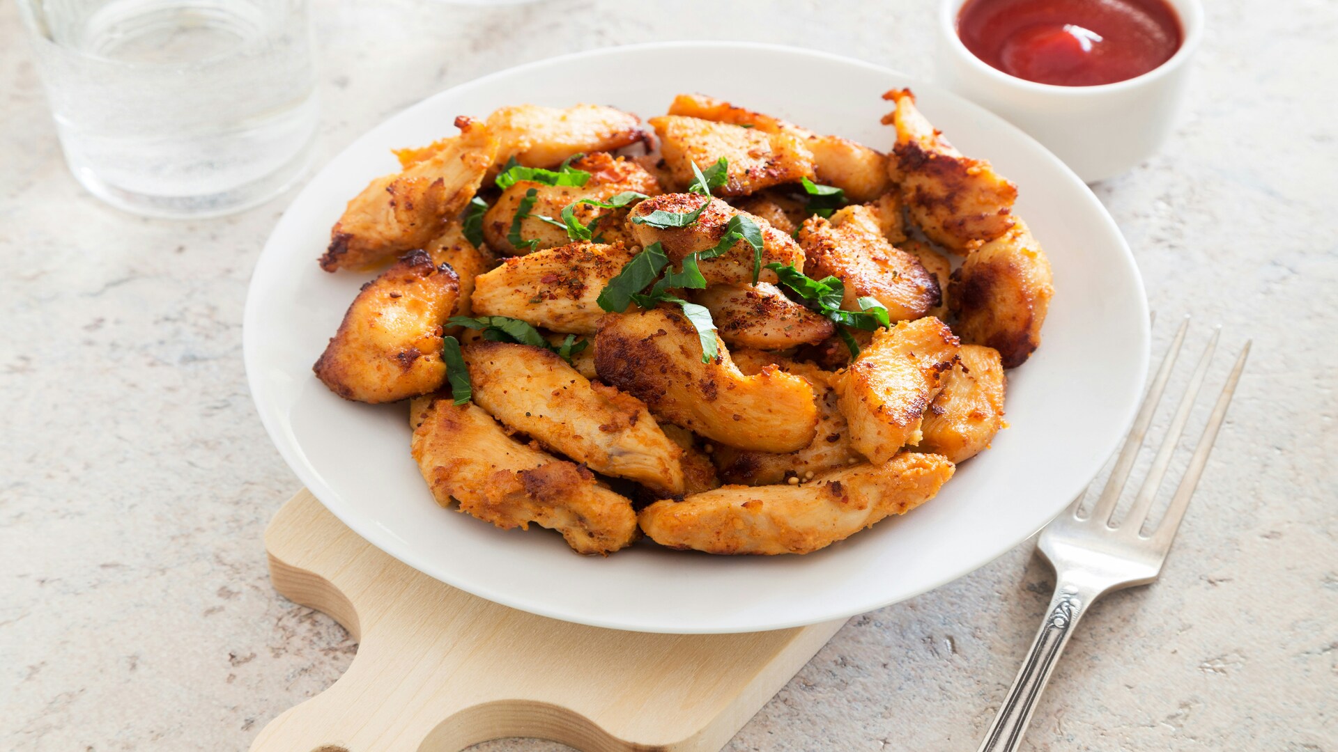 bouchées de poulet grillé avec sauce rouge