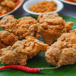 poulet frit croustillant sur feuille de banane