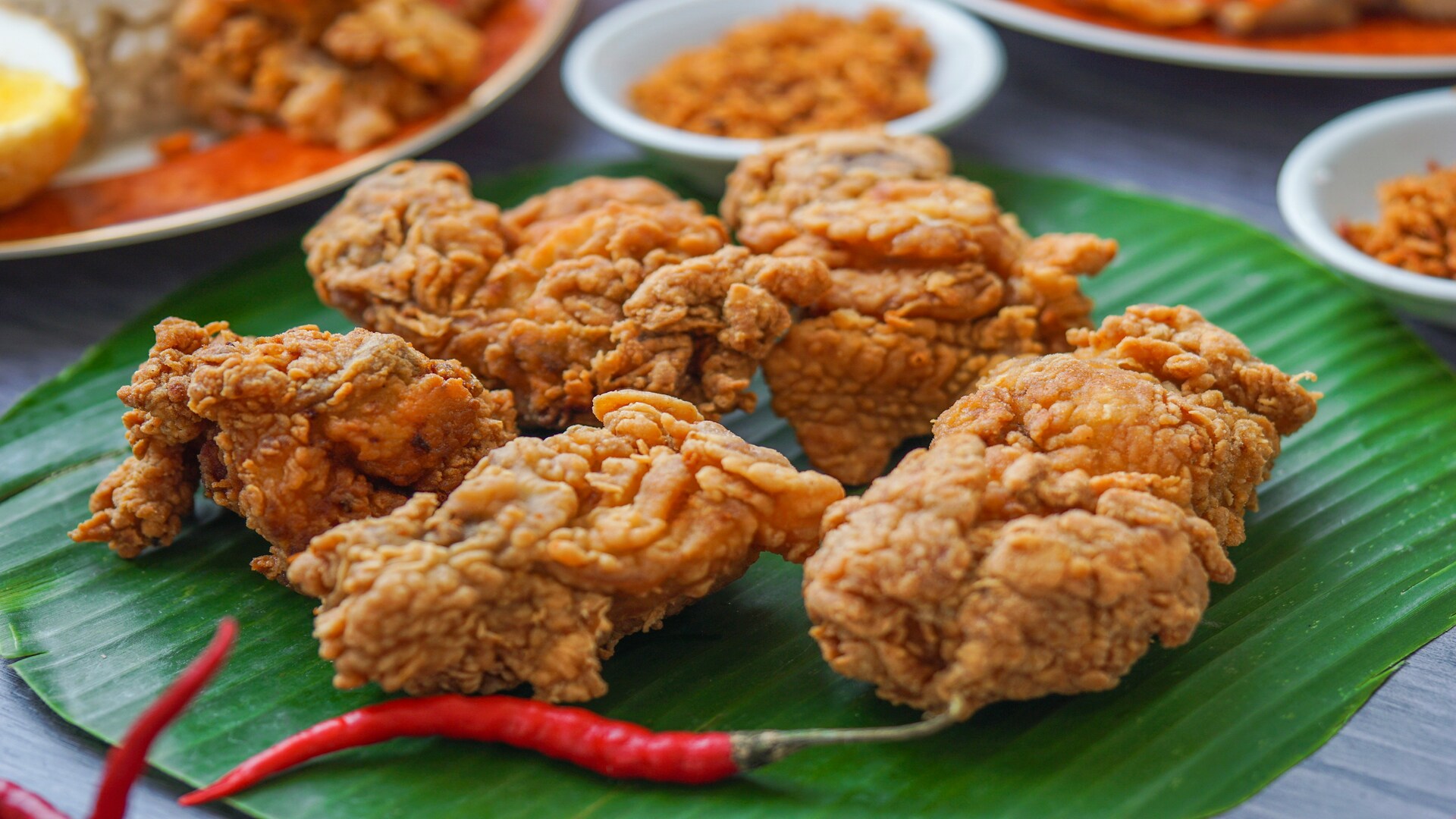 poulet frit croustillant sur feuille de banane
