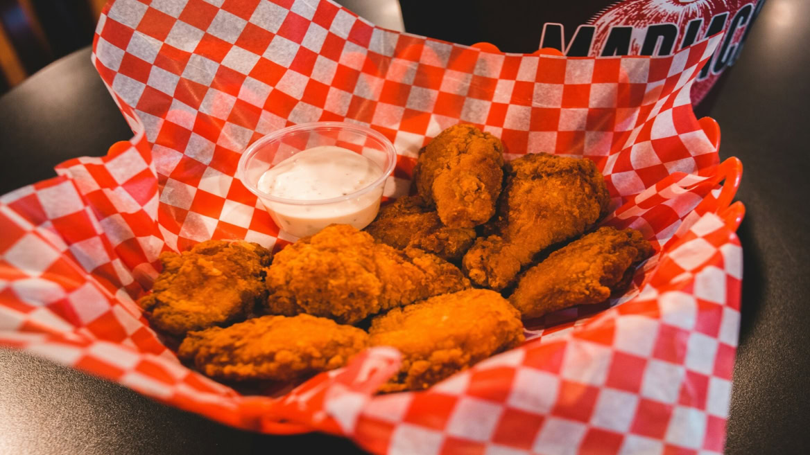 panier de poulet frit croustillant et sauce crémeuse